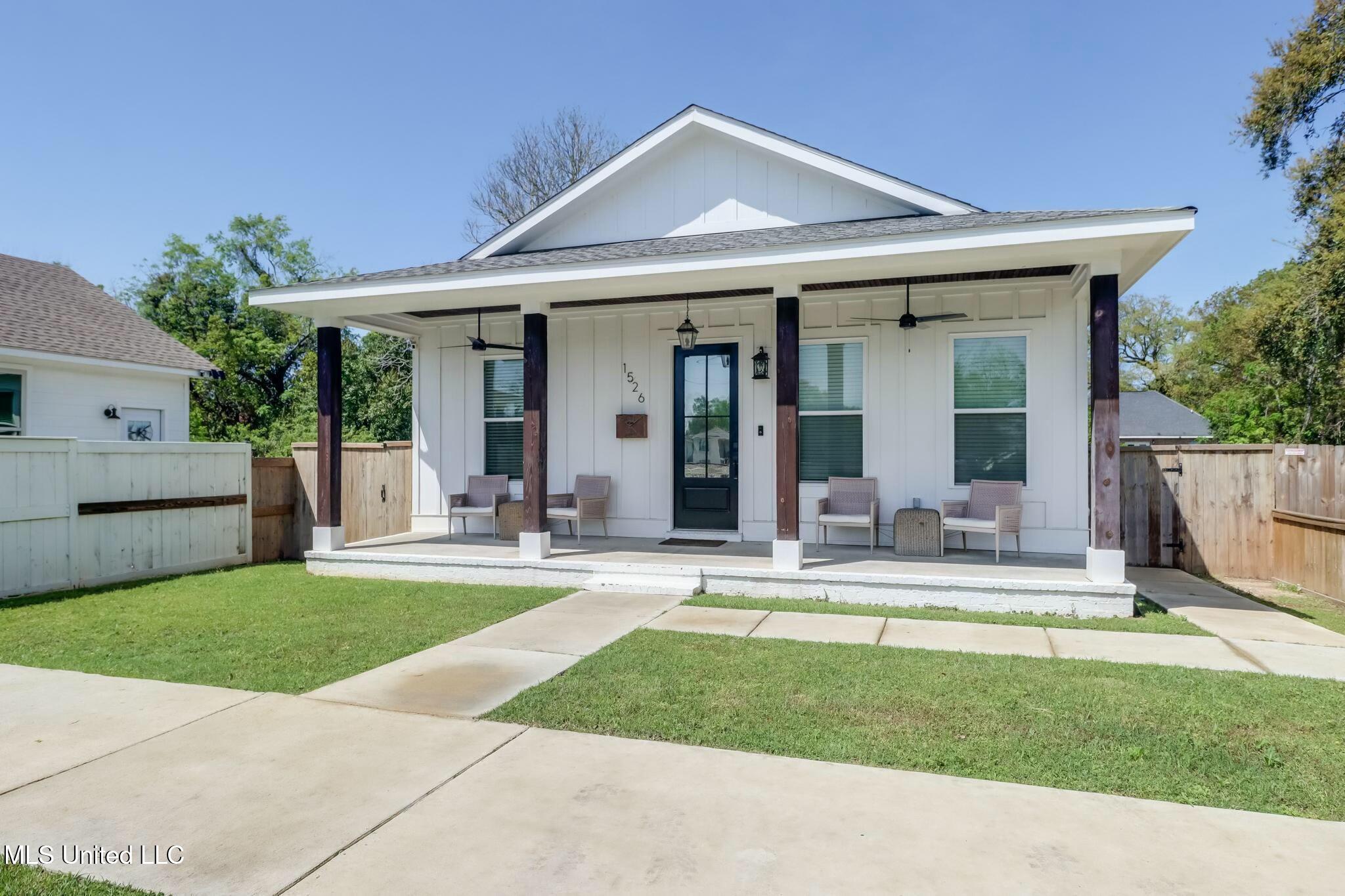 1526 E Railroad Street