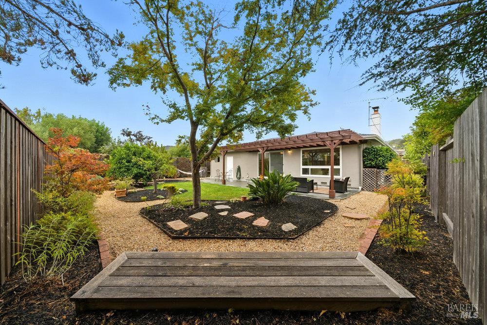 934 Las Pavadas Avenue