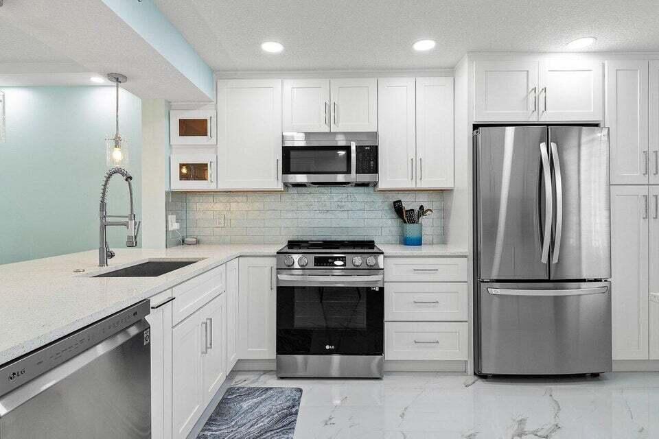 7076 Huntington Lane 207