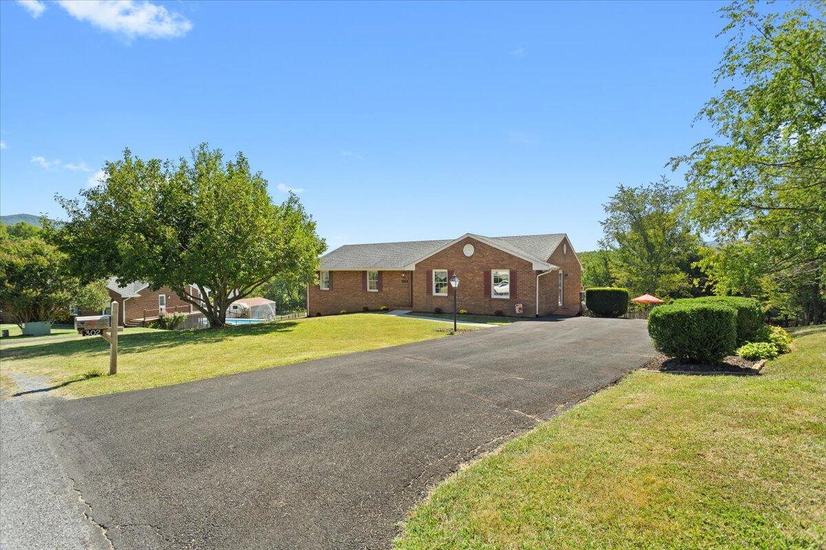 302 Hillandale DR
