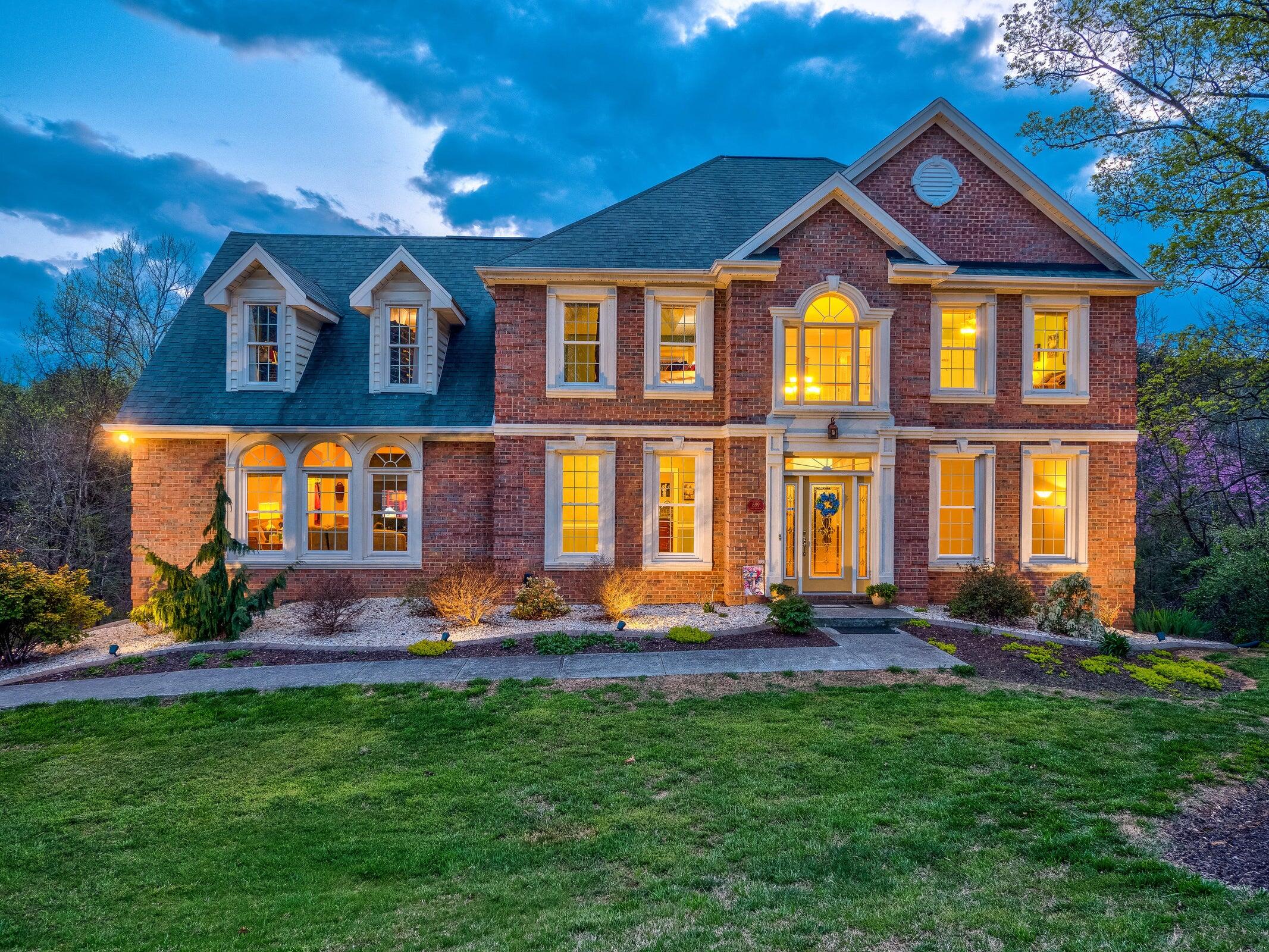 699 Twin Oak DR