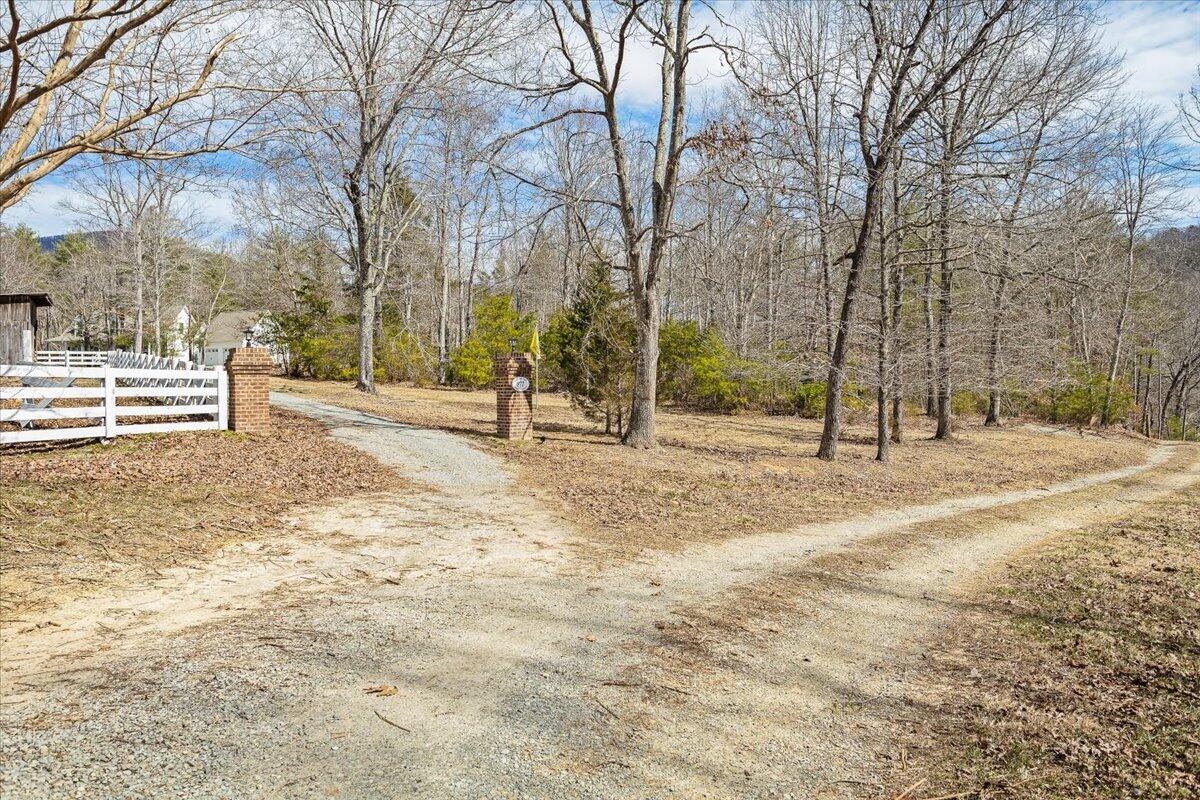 877 Sweetbriar LN