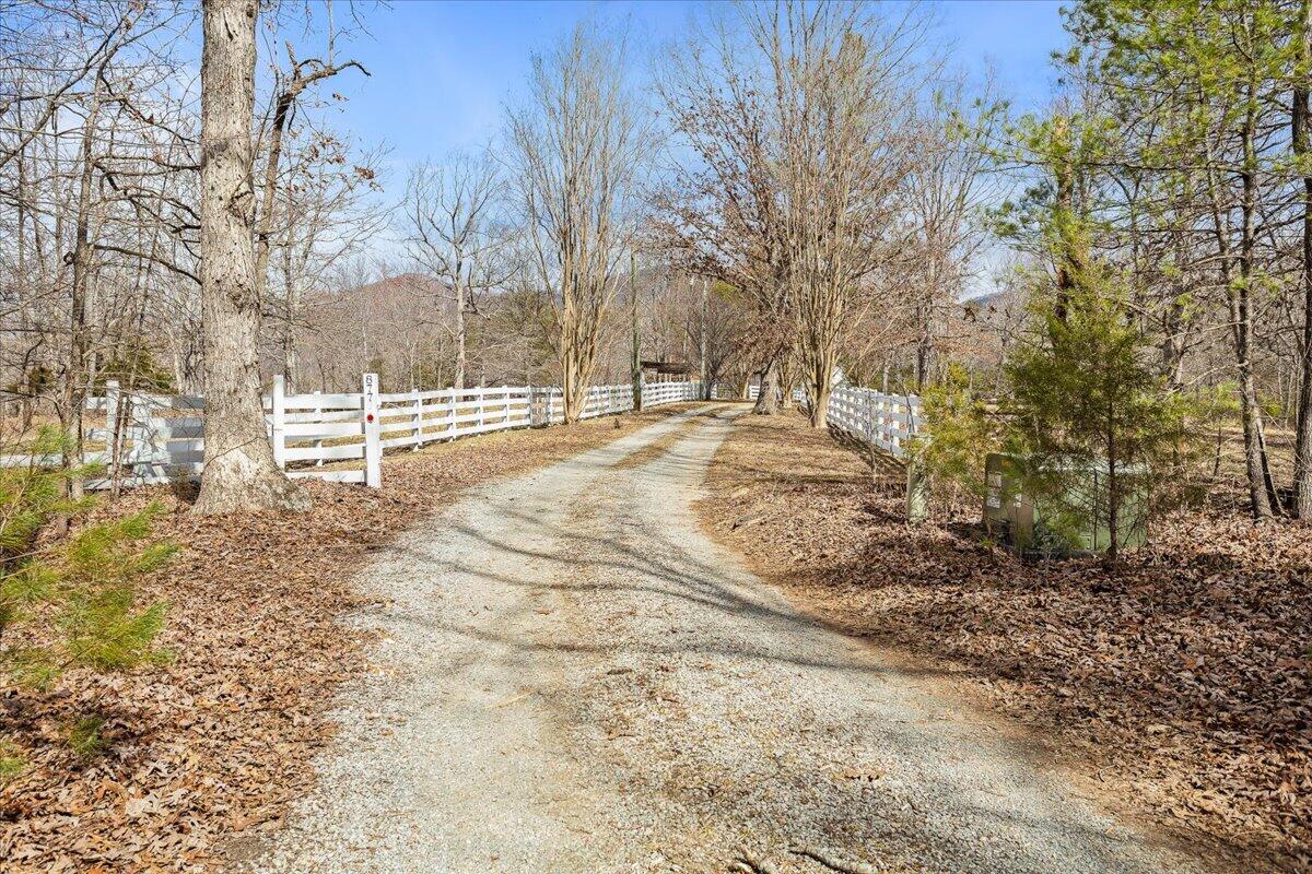 877 Sweetbriar LN