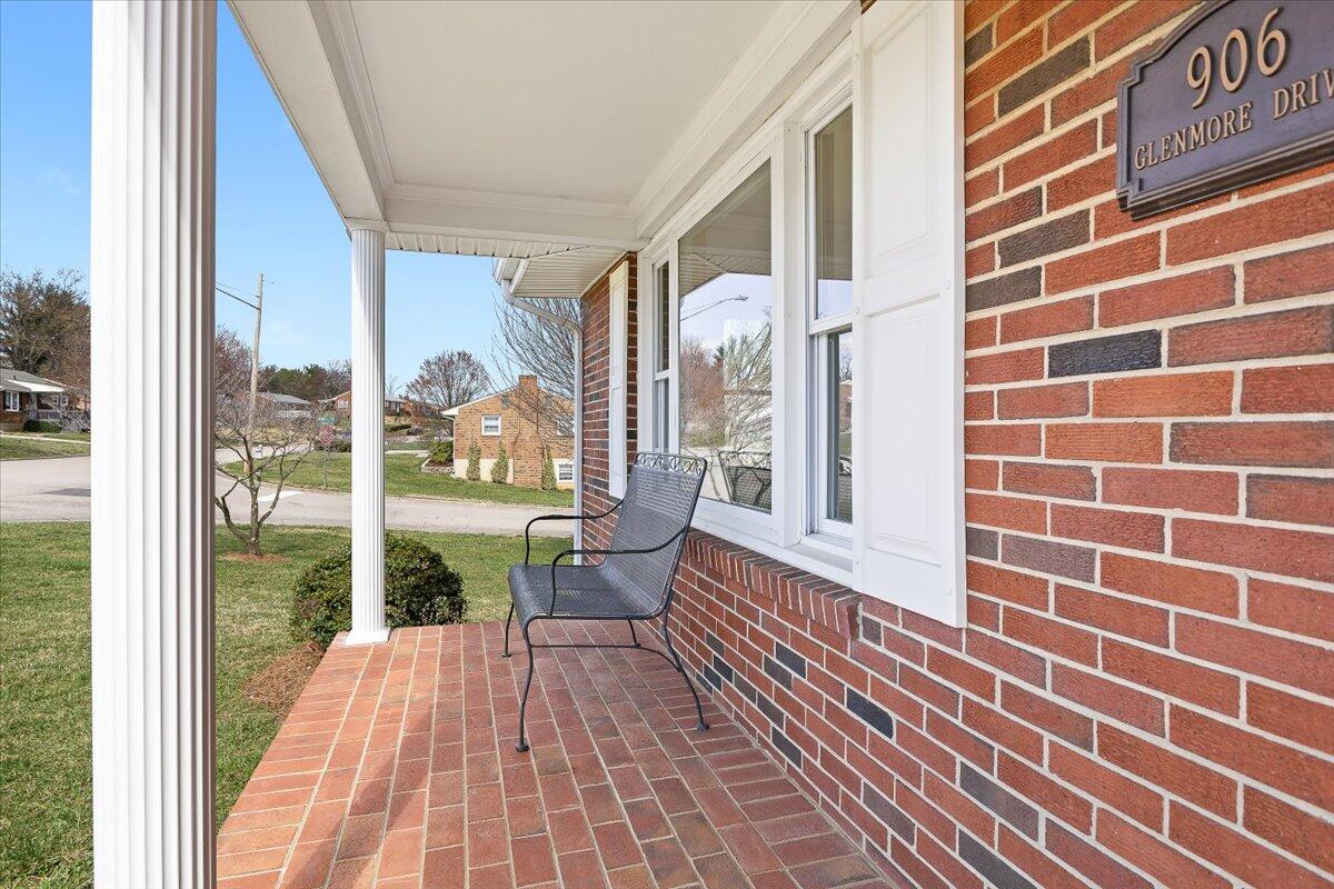 906 Glenmore DR