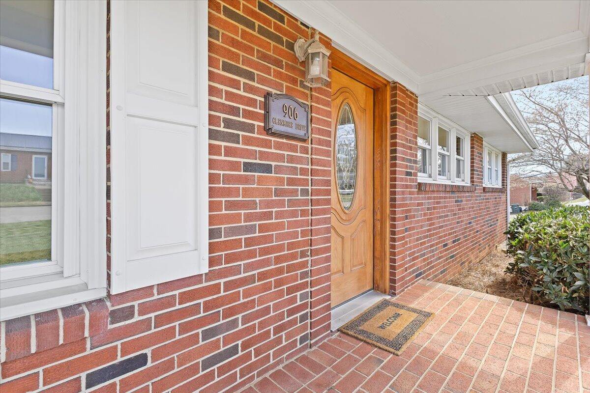 906 Glenmore DR