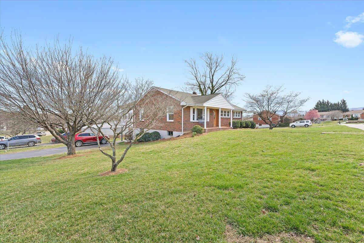 906 Glenmore DR