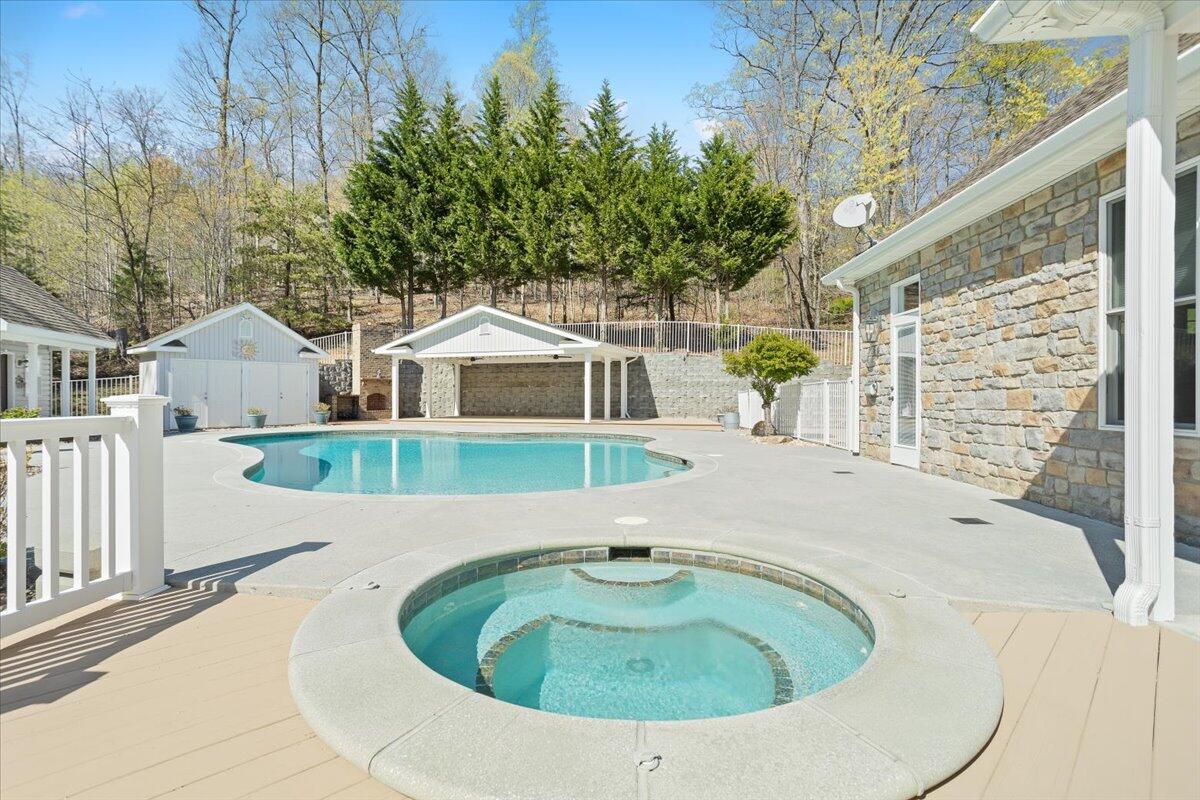 143 Gillie LN