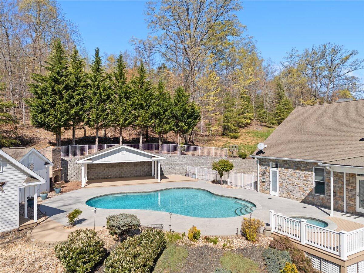 143 Gillie LN
