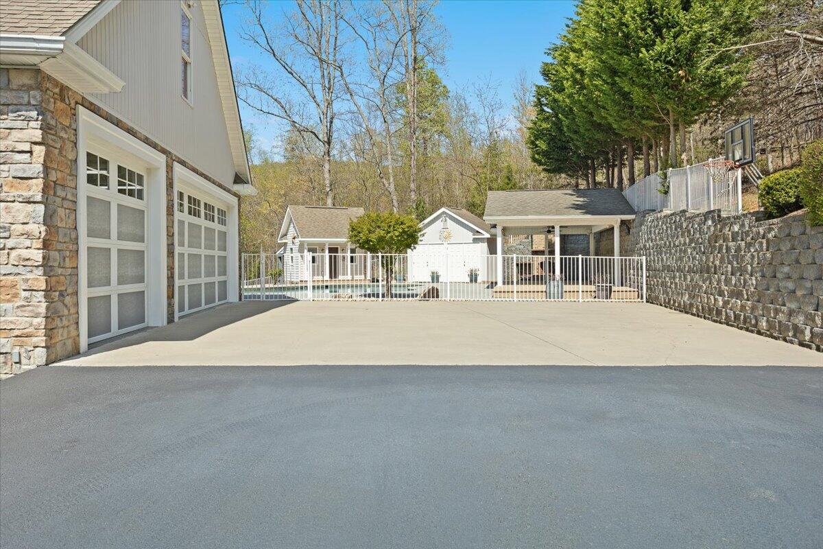 143 Gillie LN