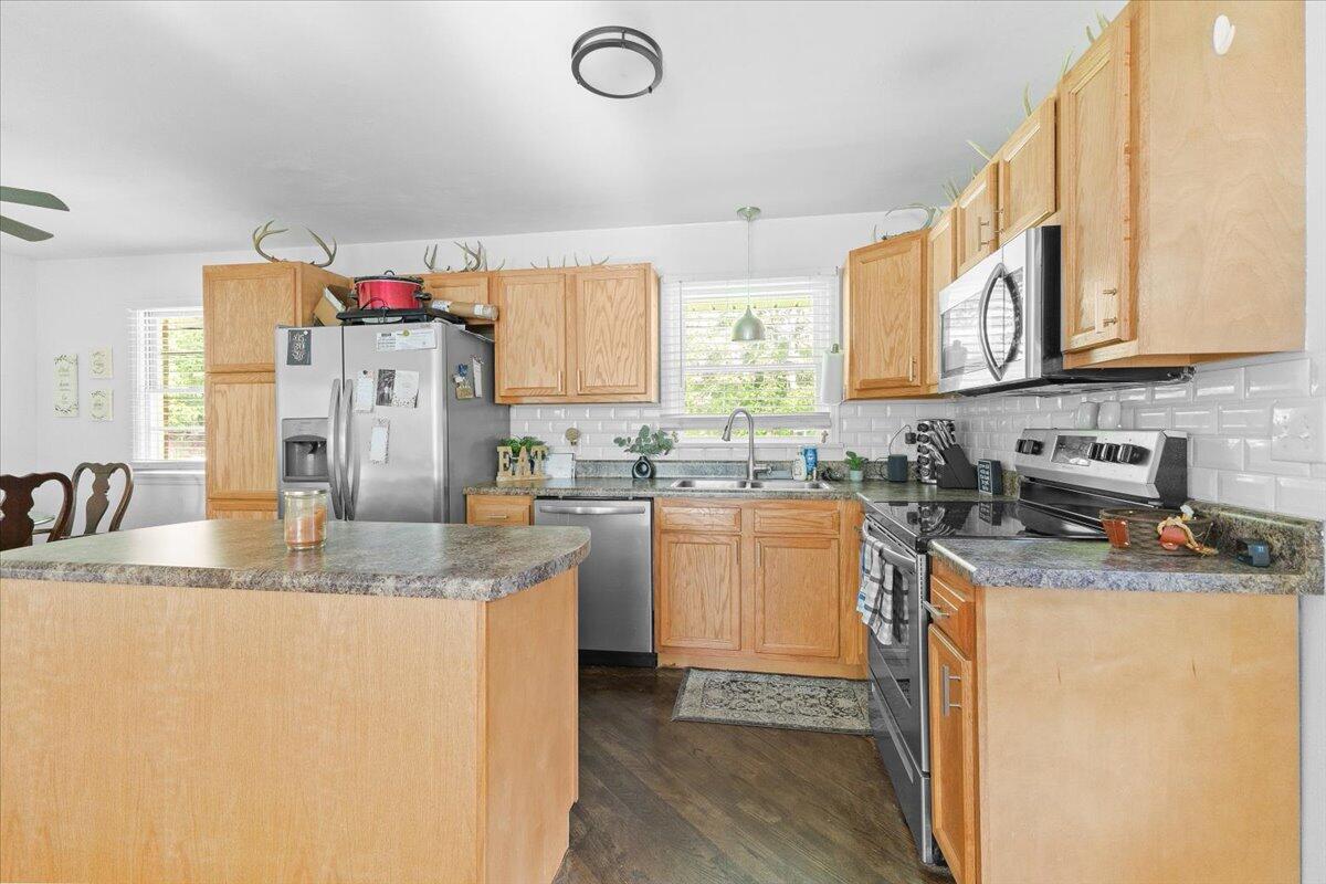 8160 Cloverdale RD
