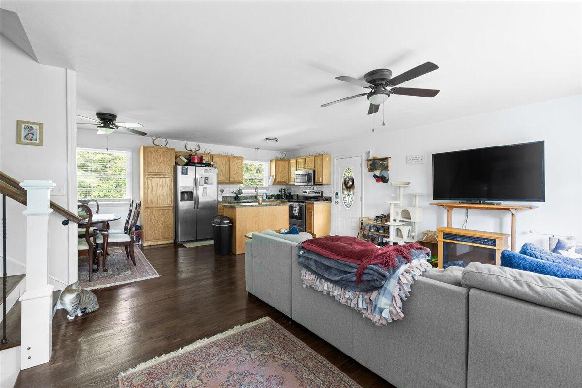 8160 Cloverdale RD