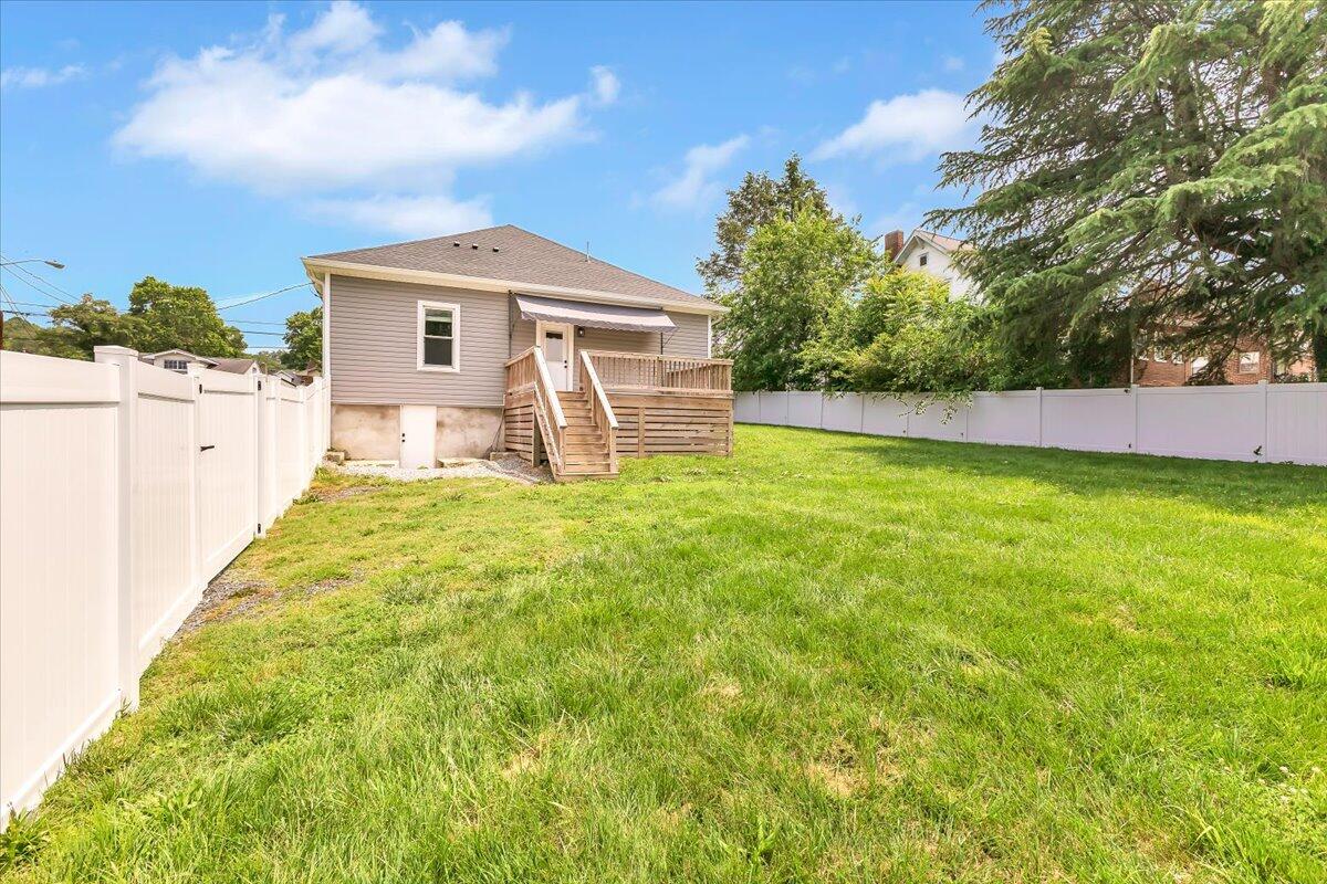 323 N Blair ST