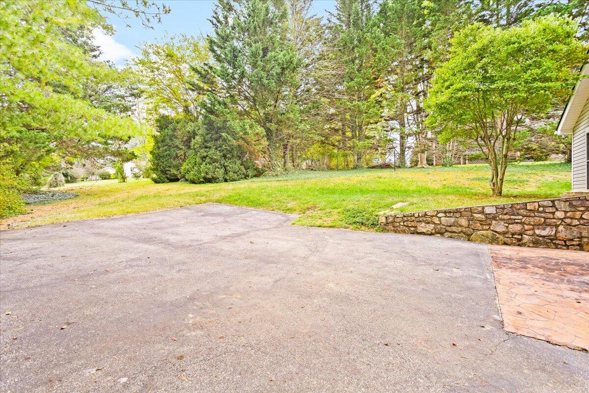 6854 Autumn Wood LN