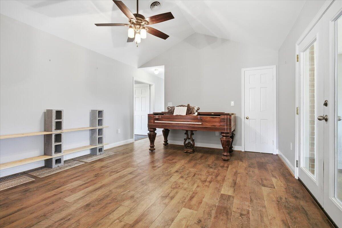 2127/2129 Moneta RD
