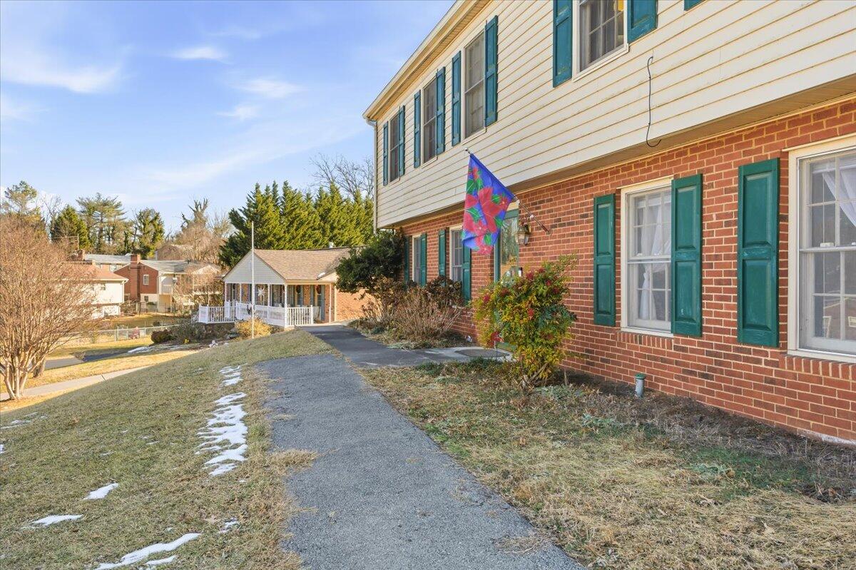 716 Page ST