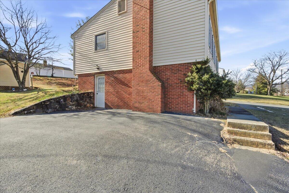 716 Page ST