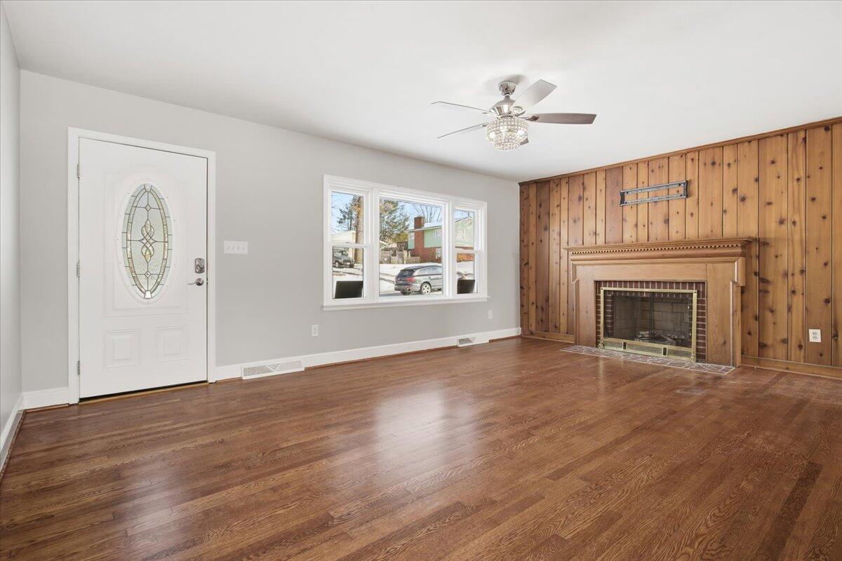 109 Maplelawn AVE NE