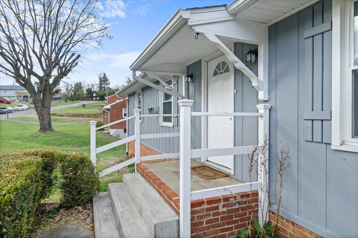2633 Springhill DR NW