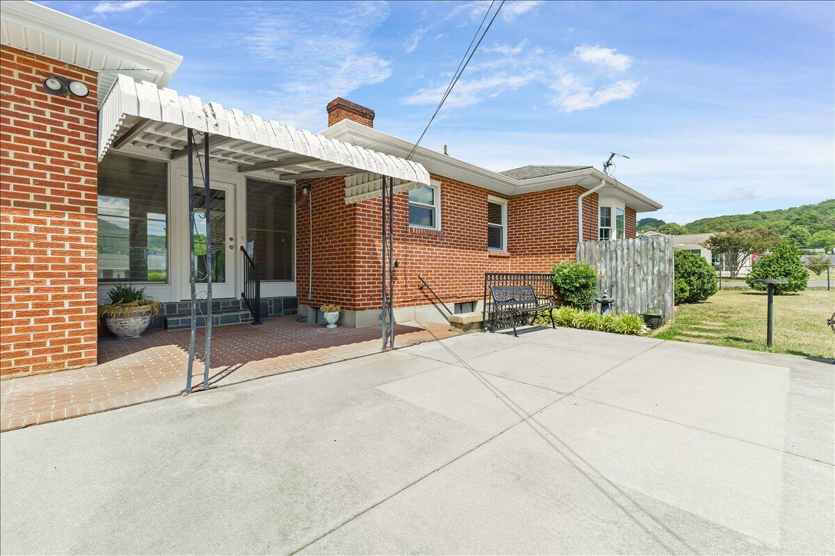 2605 Pinecrest DR