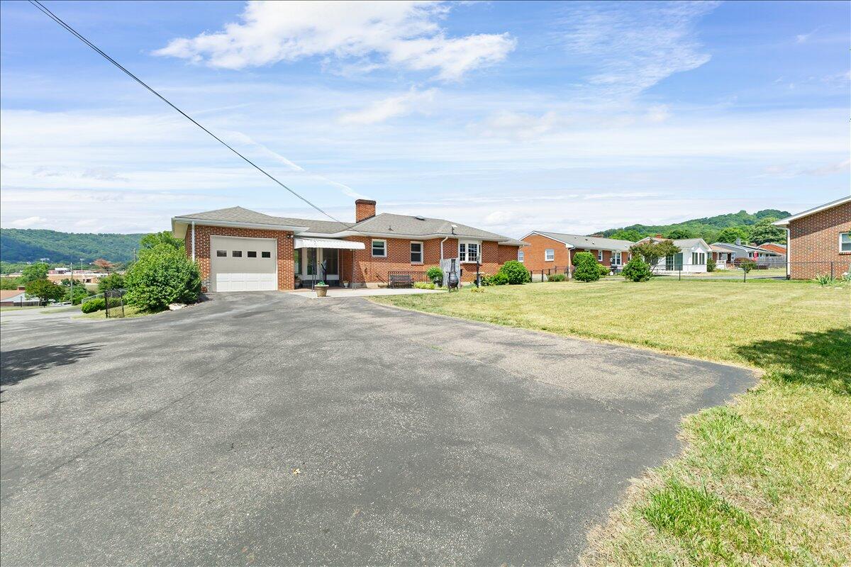 2605 Pinecrest DR