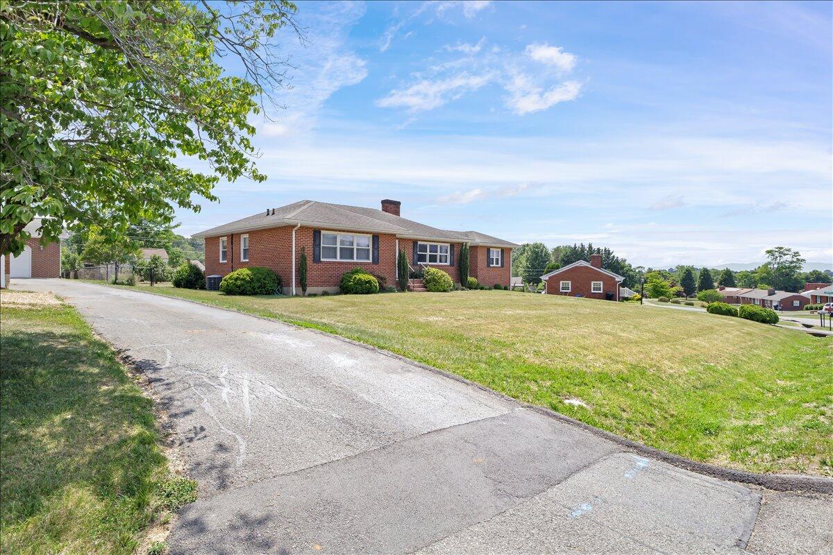2605 Pinecrest DR