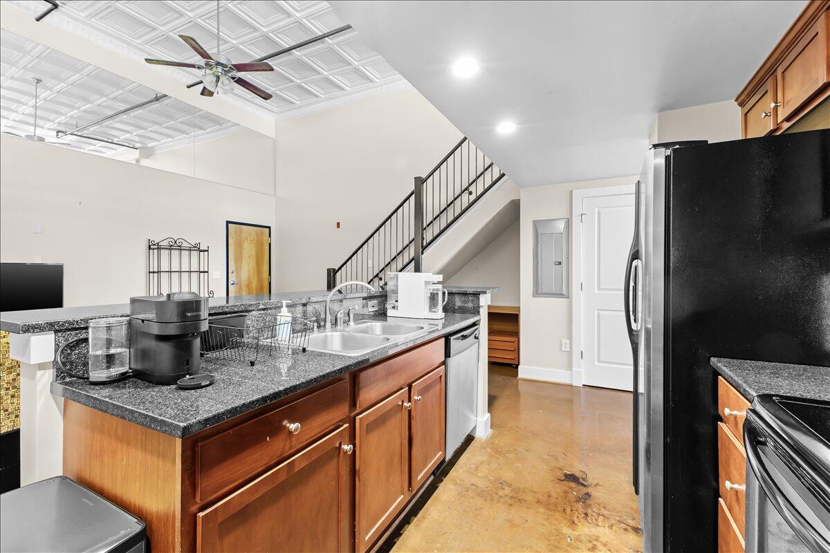319 Campbell AVE SW Unit: 101