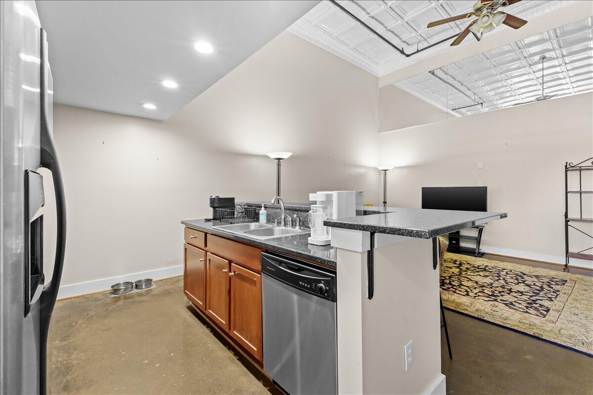 319 Campbell AVE SW Unit: 101