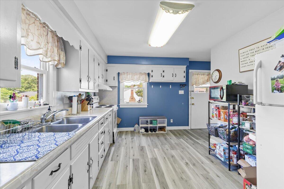 3707 Colonial AVE