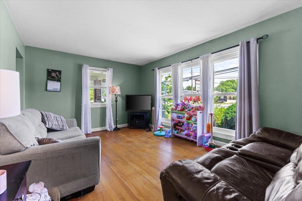 3707 Colonial AVE
