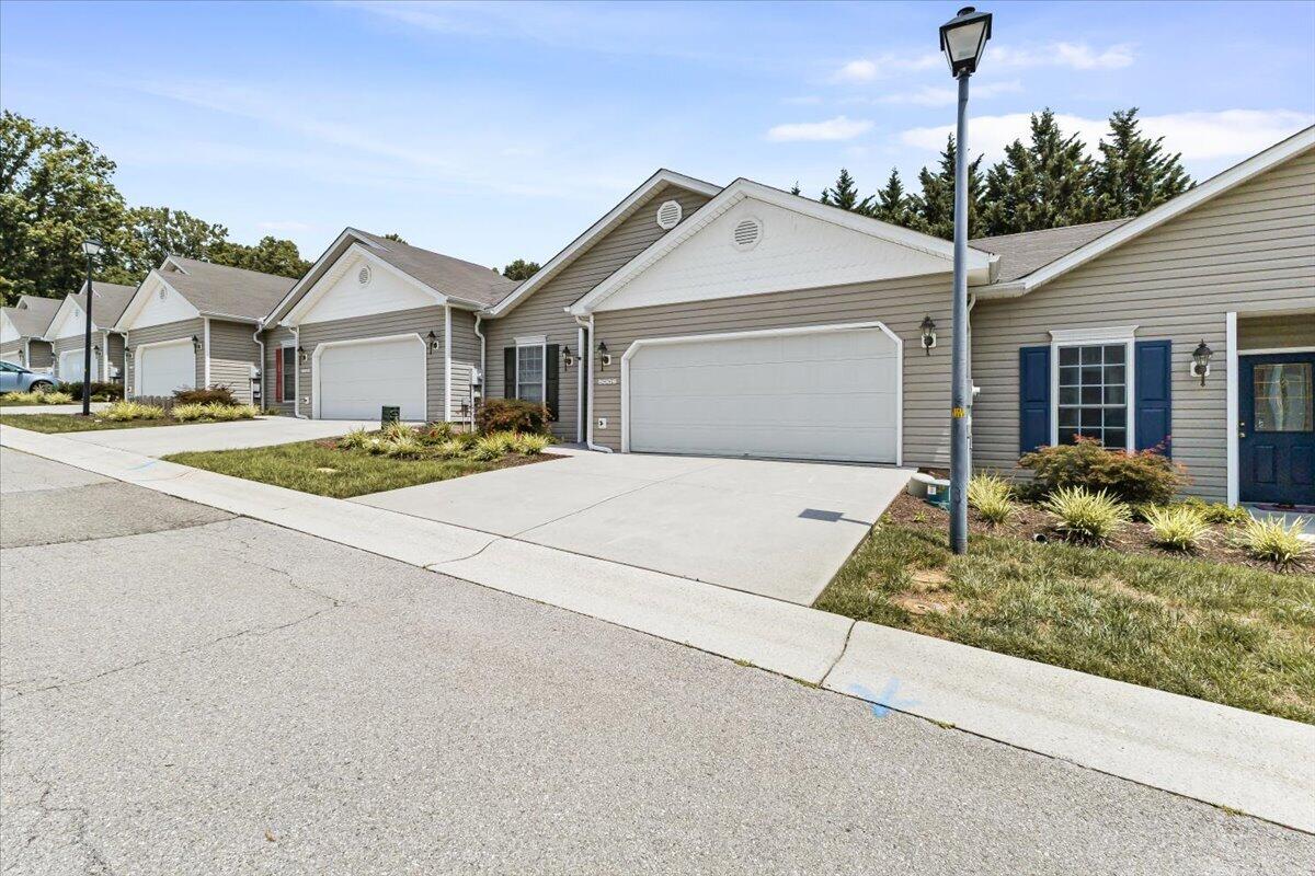 5009 Country Cottage LN