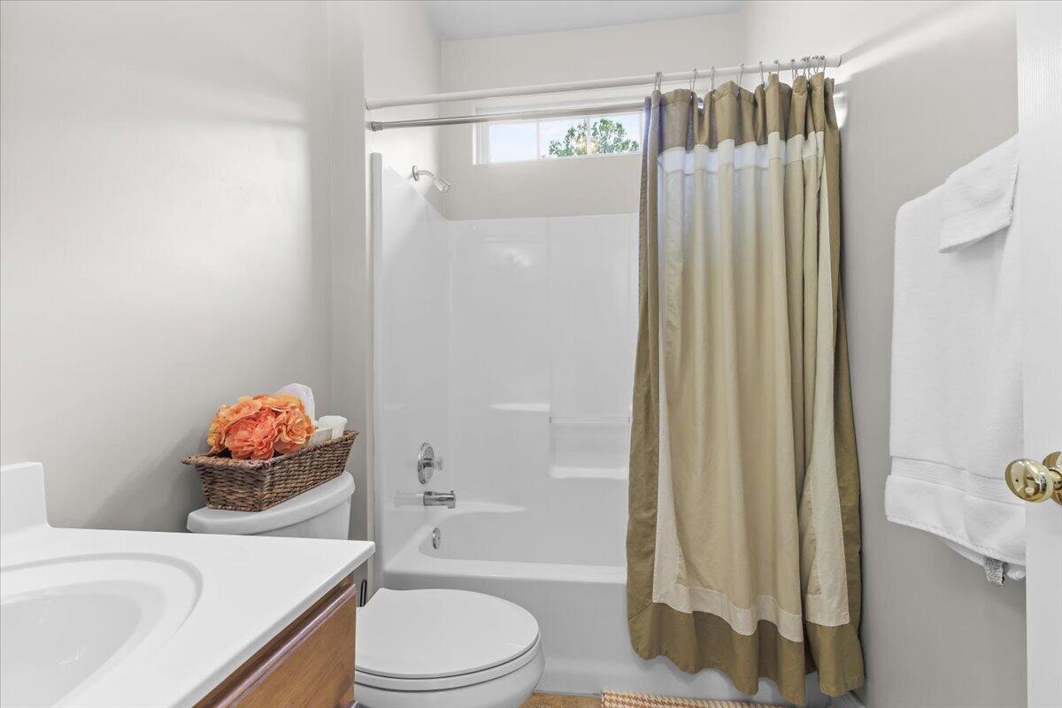 5009 Country Cottage LN
