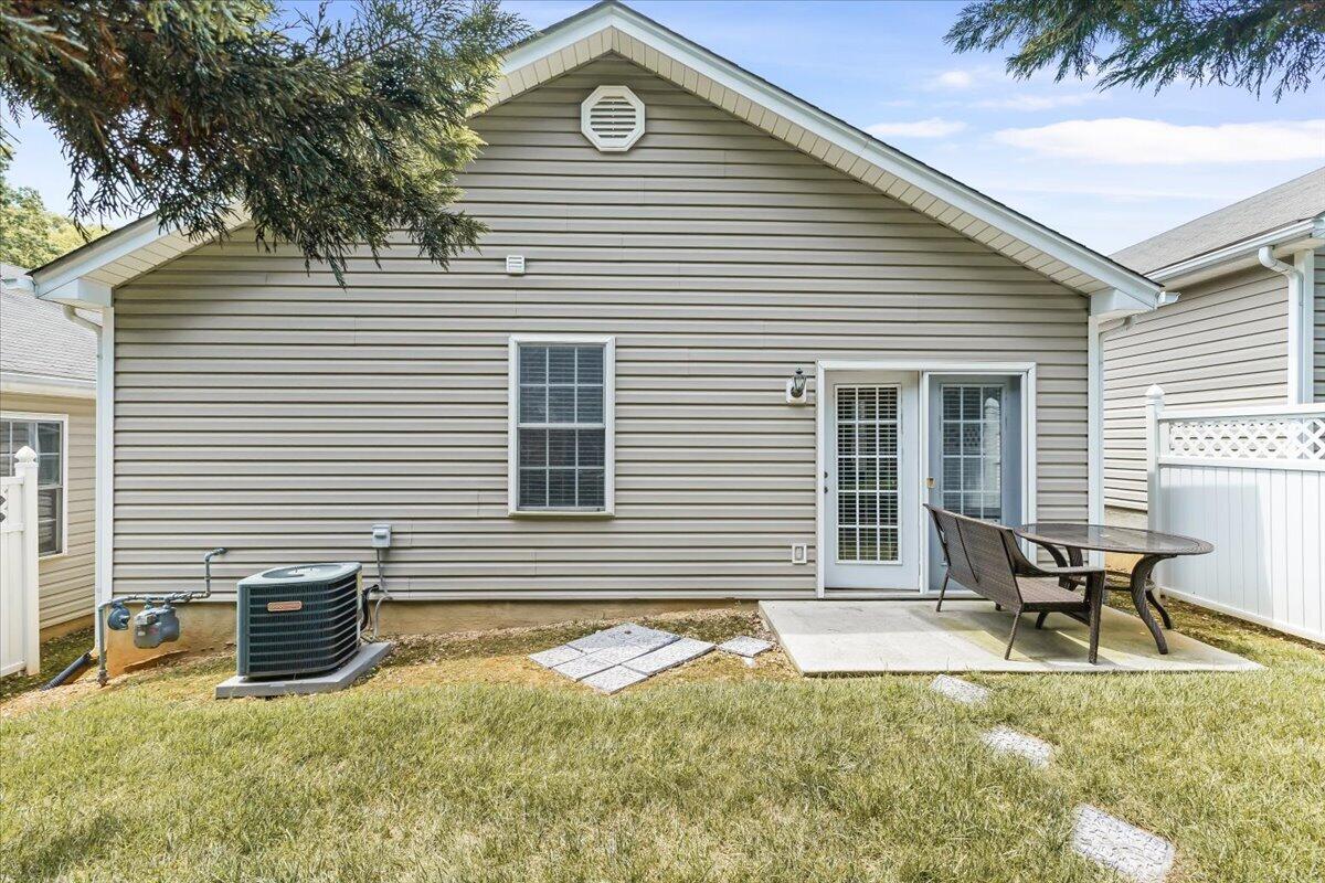 5009 Country Cottage LN