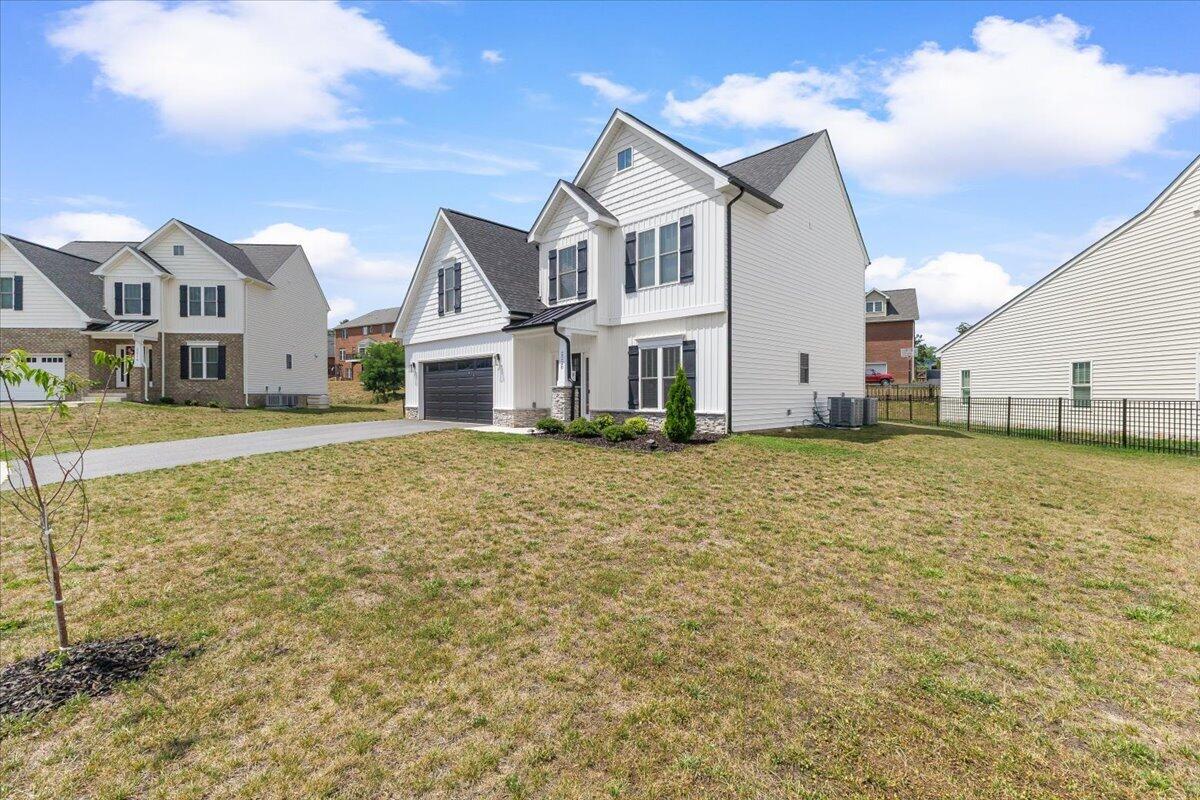 2228 Foxfield LN