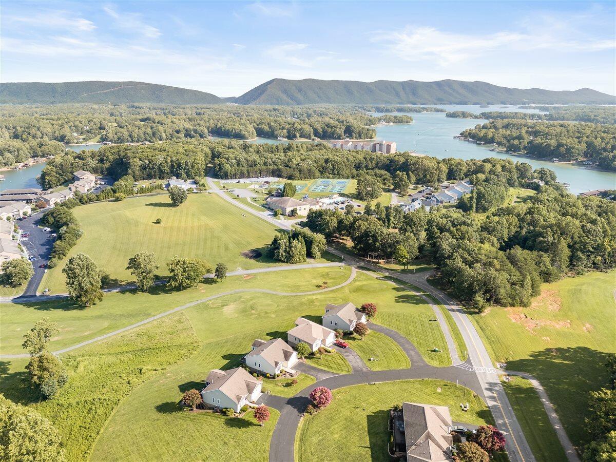 1222 8th Fairway LN