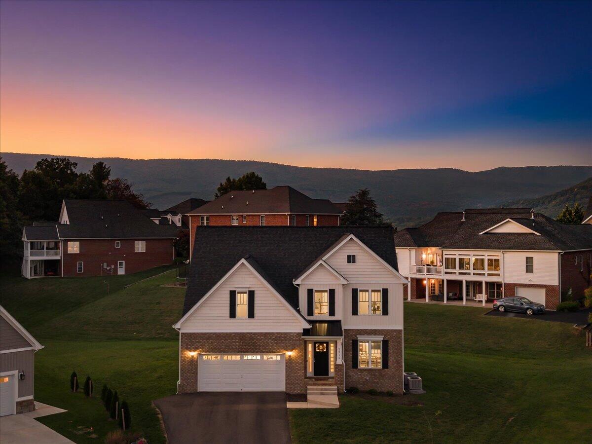 2216 Foxfield LN