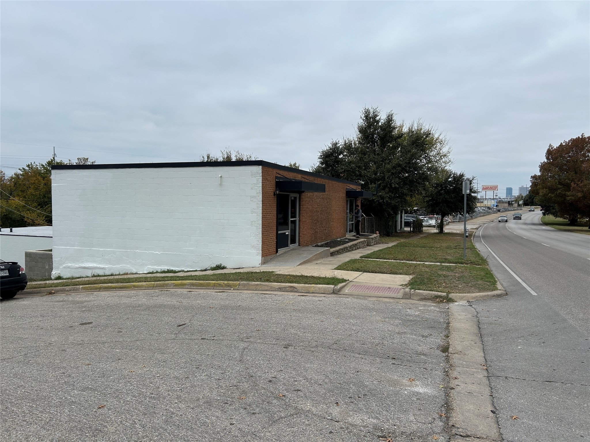 3120 E Lancaster Avenue
