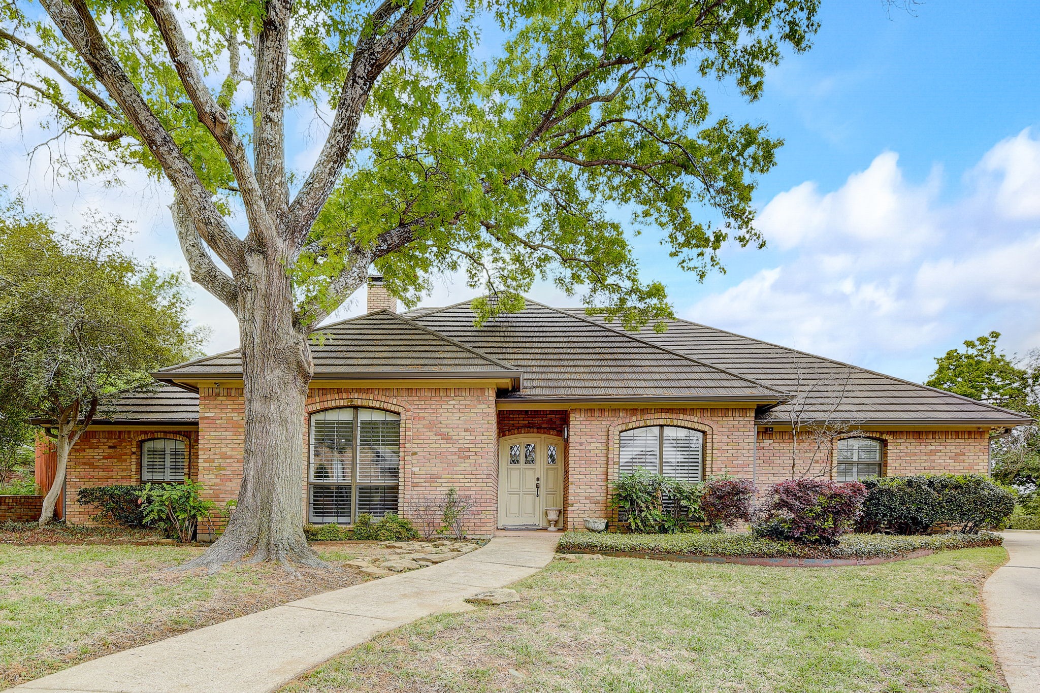 2302 Bluffview Court