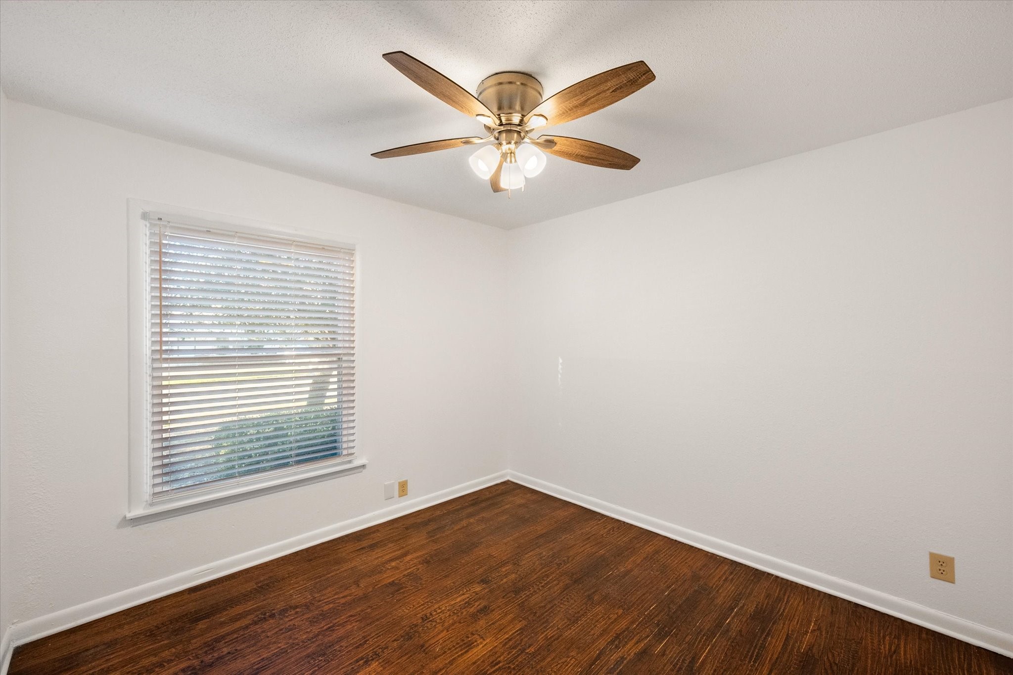 1409 W Lovers Lane