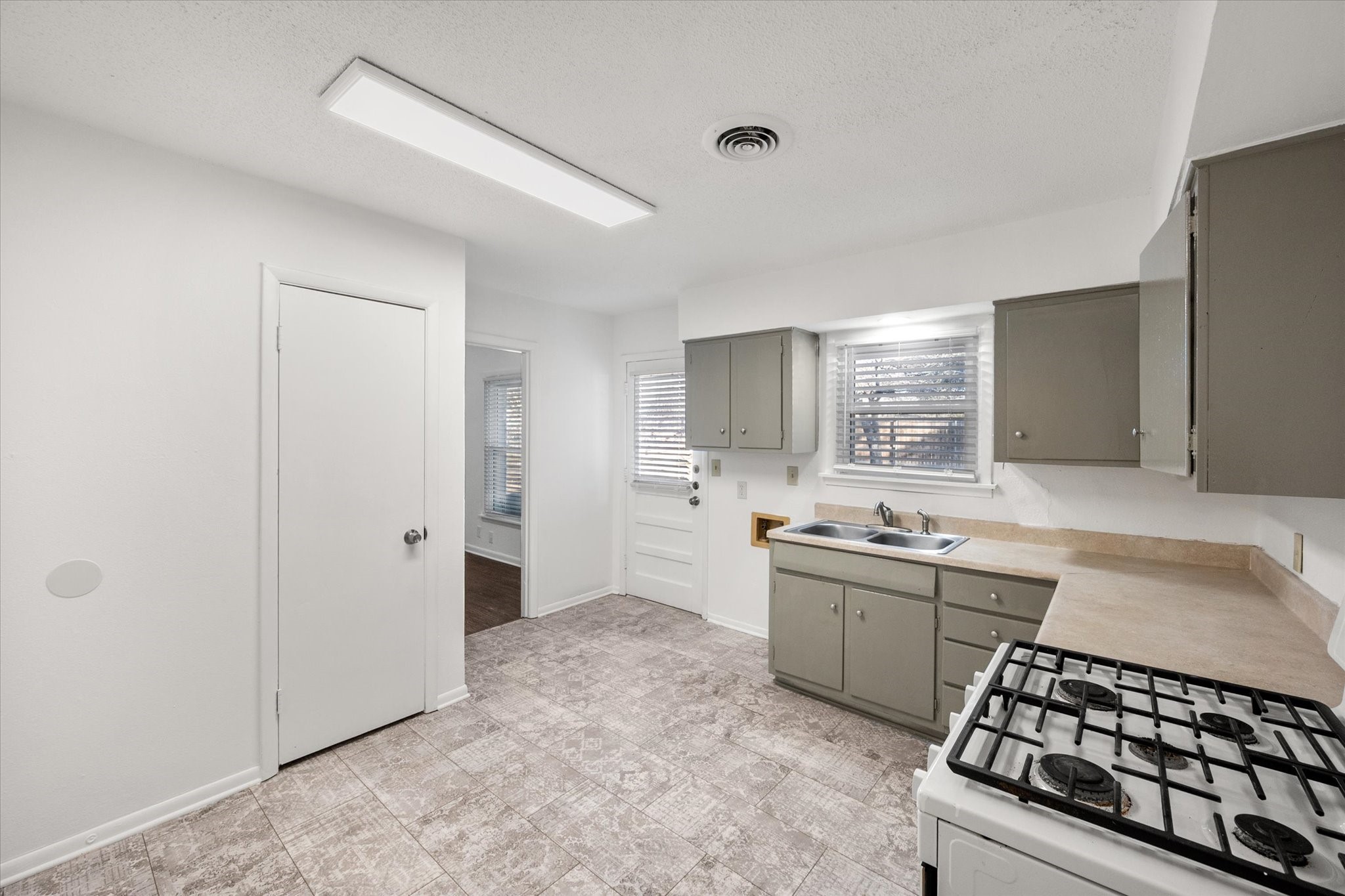 1409 W Lovers Lane