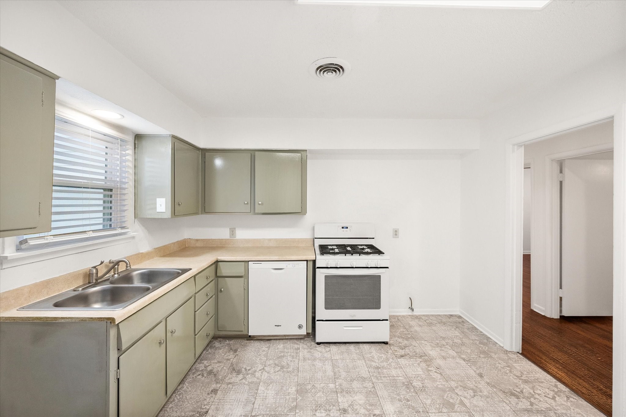 1409 W Lovers Lane