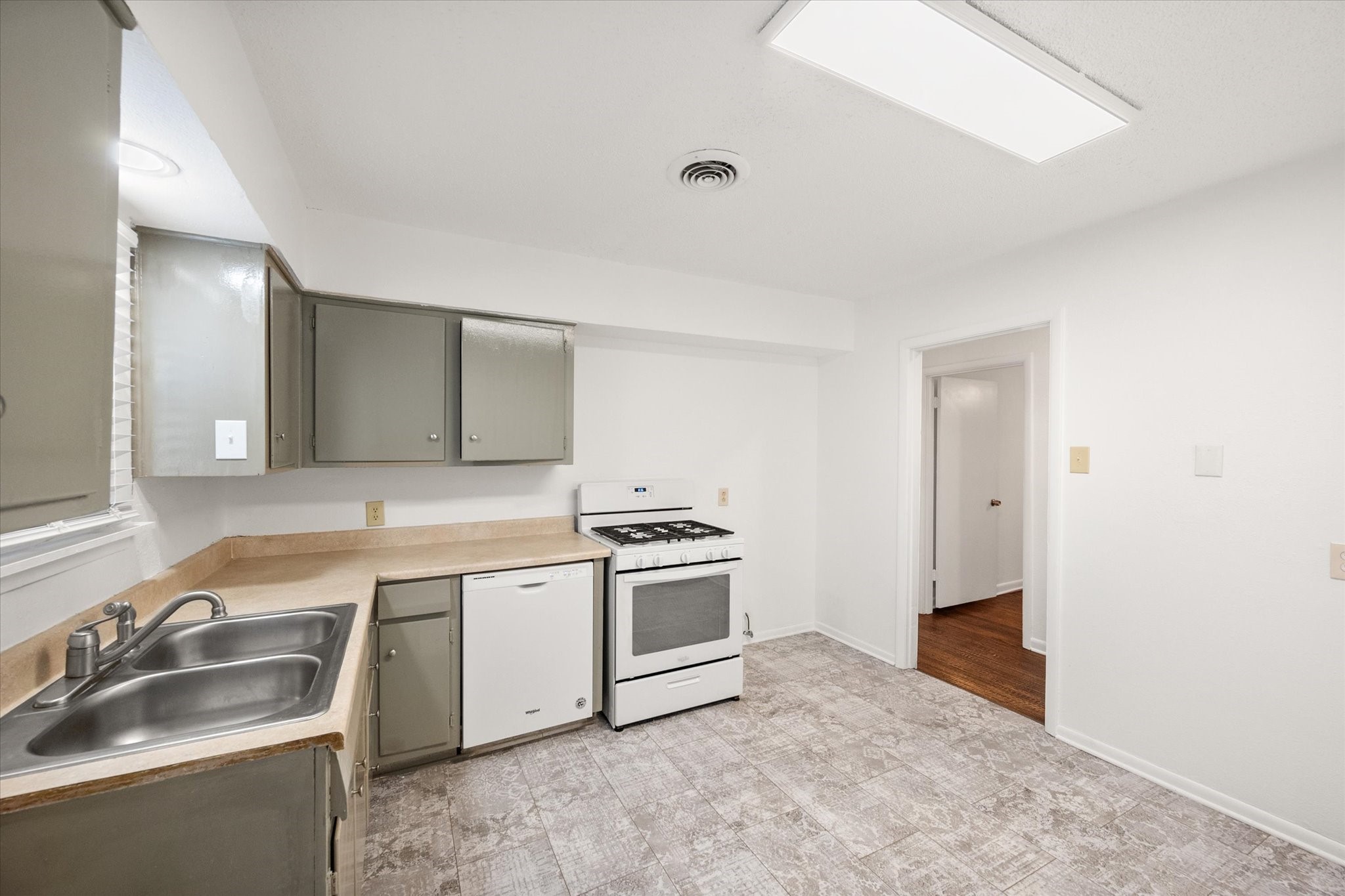 1409 W Lovers Lane