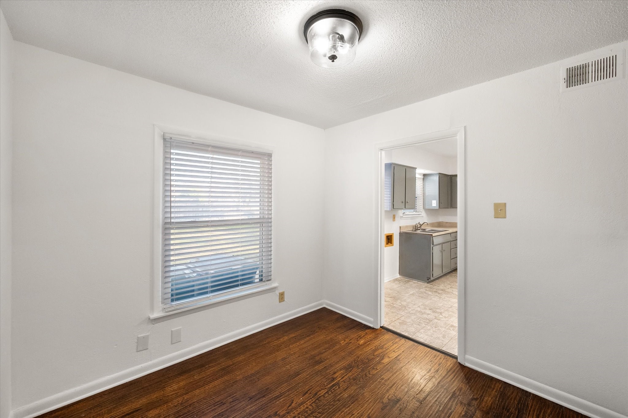1409 W Lovers Lane