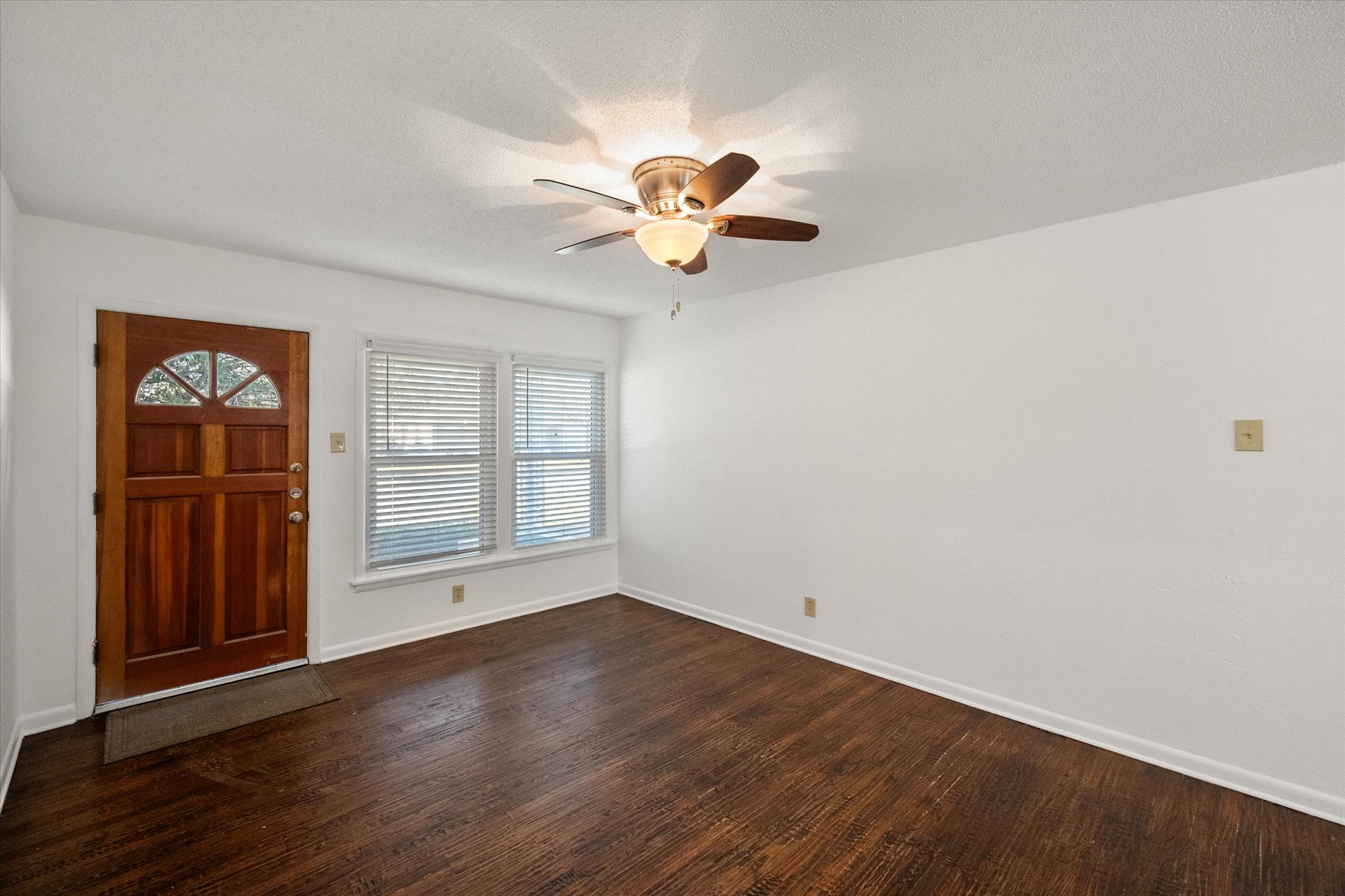 1409 W Lovers Lane