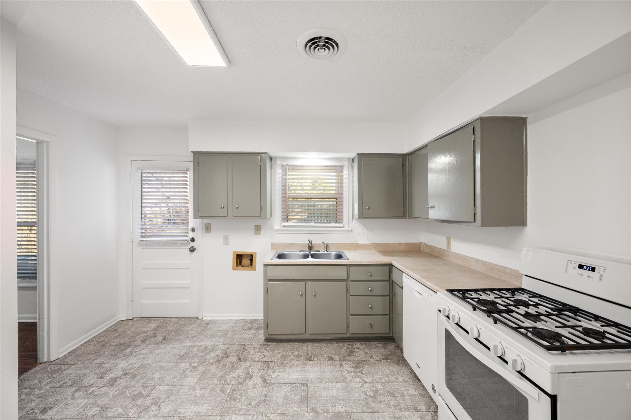1409 W Lovers Lane