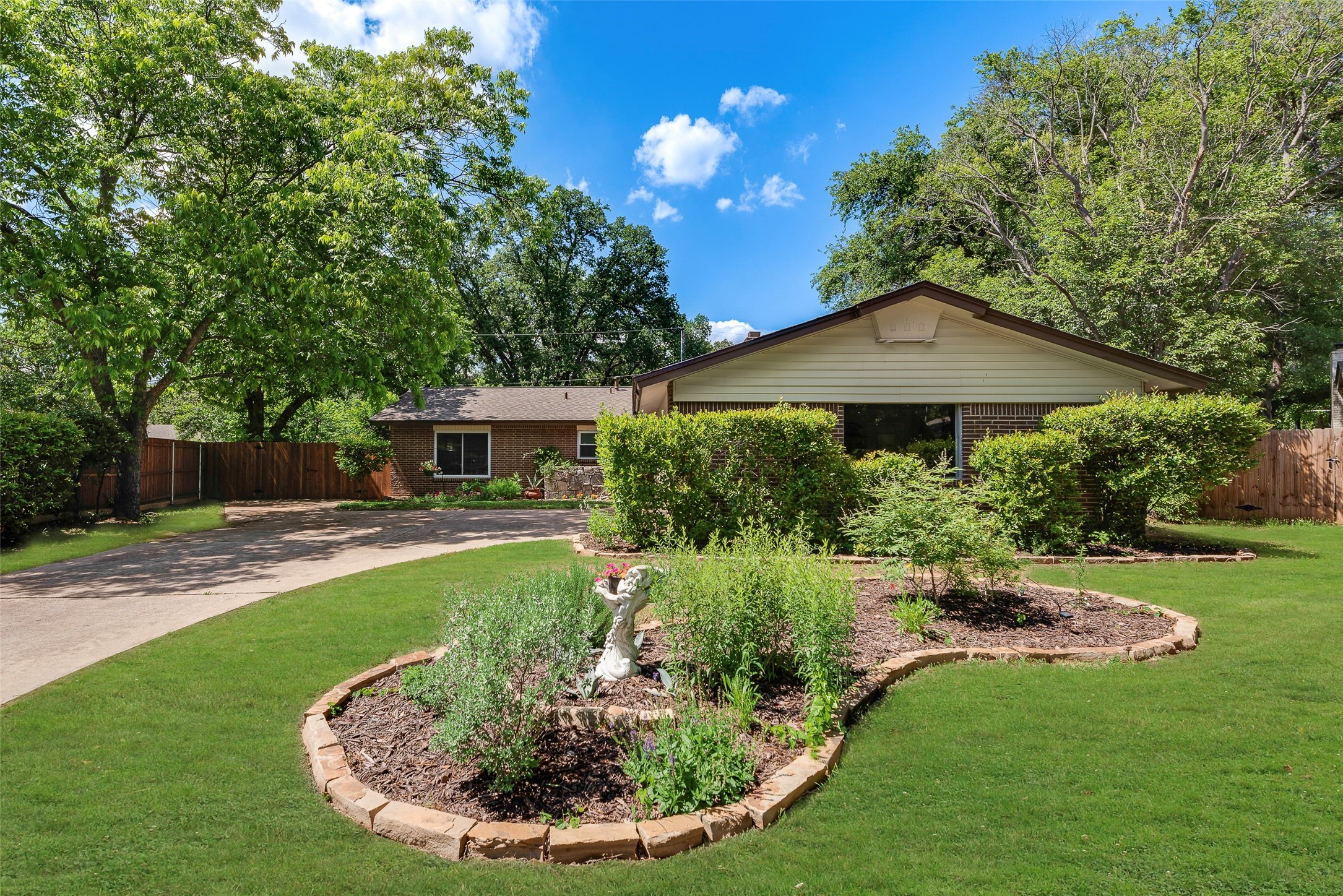 2604 Brentwood Circle