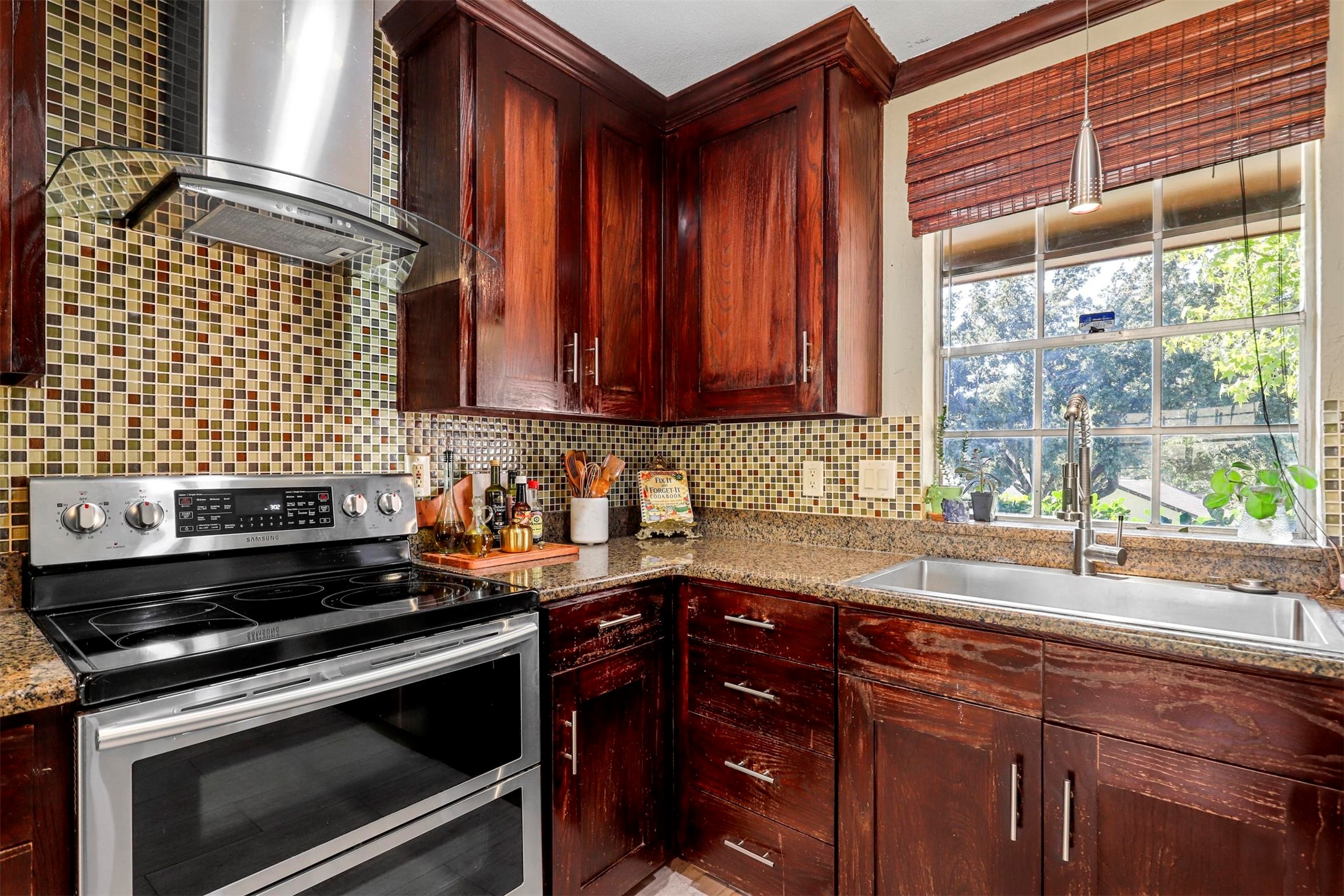 1509 Ems Road W