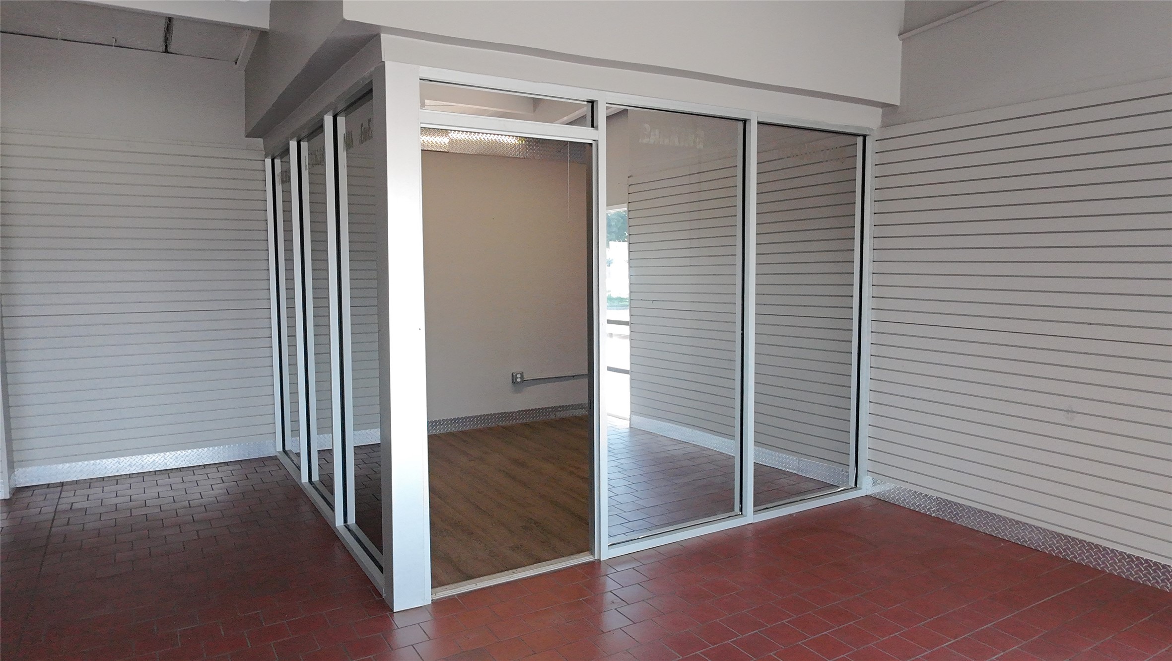 5717 Airport Freeway