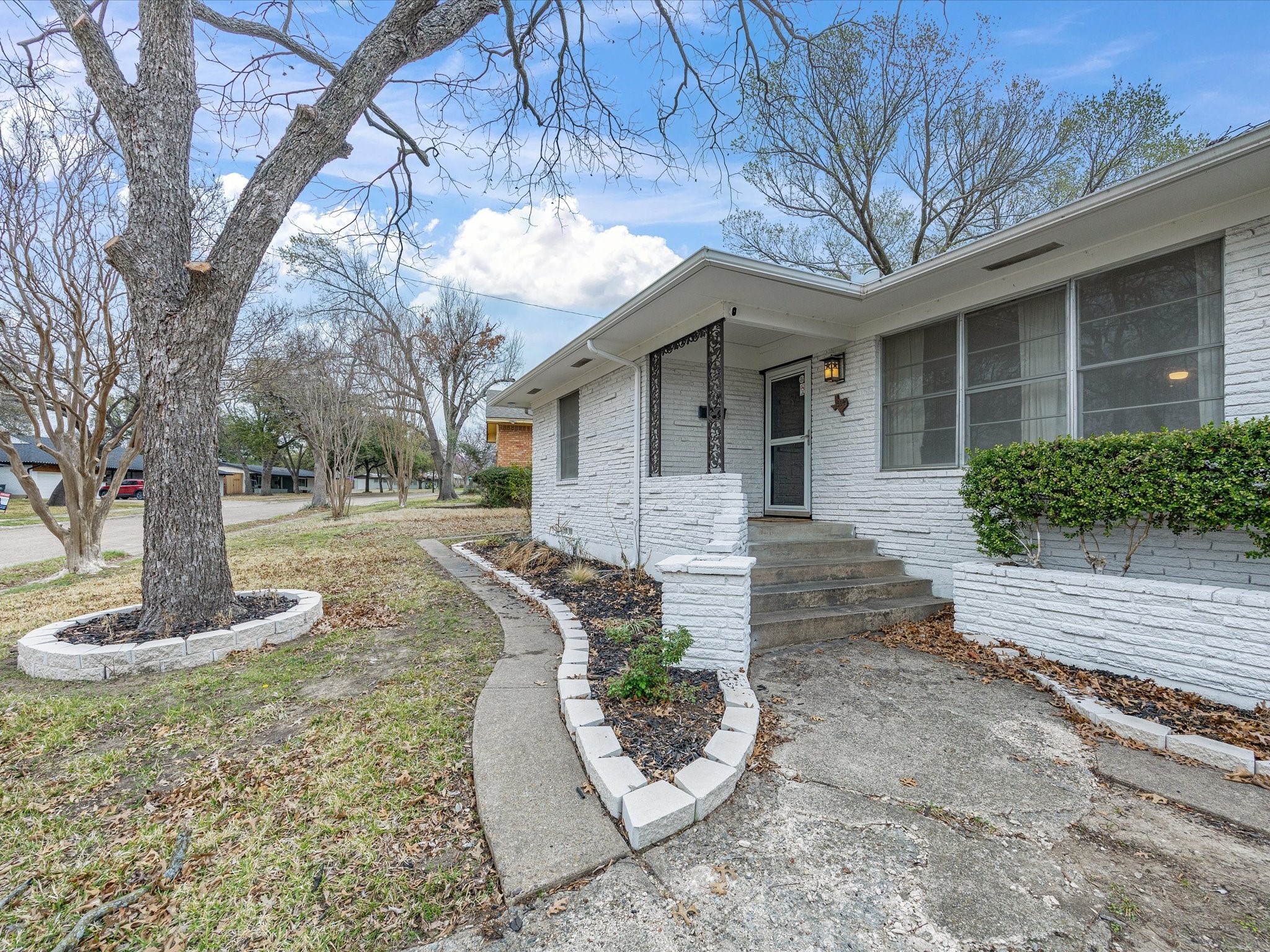 514 W Ridgewood Drive