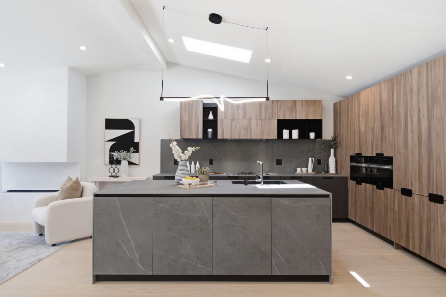 7102 Golden Gate DR