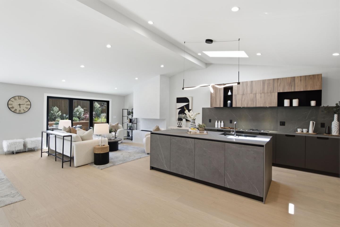 7102 Golden Gate DR